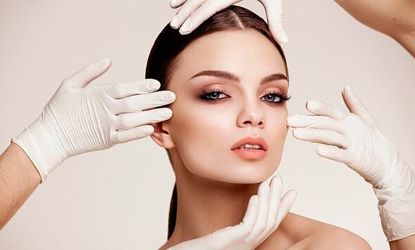 Hands on the girl's face on gloves